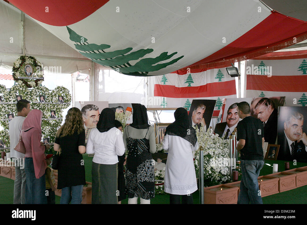 (Dpa) - visita libanés la tumba del asesinado político Rafik Hariri en Beirut, Líbano, 01 de octubre de 2005. El ex primer ministro libanés Hariri y otras 20 personas fueron muertas en un atentado el 14 de febrero de 2005. En relación con un informe de la ONU publicado el 21 de octubre de 2005, fuerzas de seguridad sirias estuvieron implicados en el asesinato. Foto: Oliver Berg Foto de stock