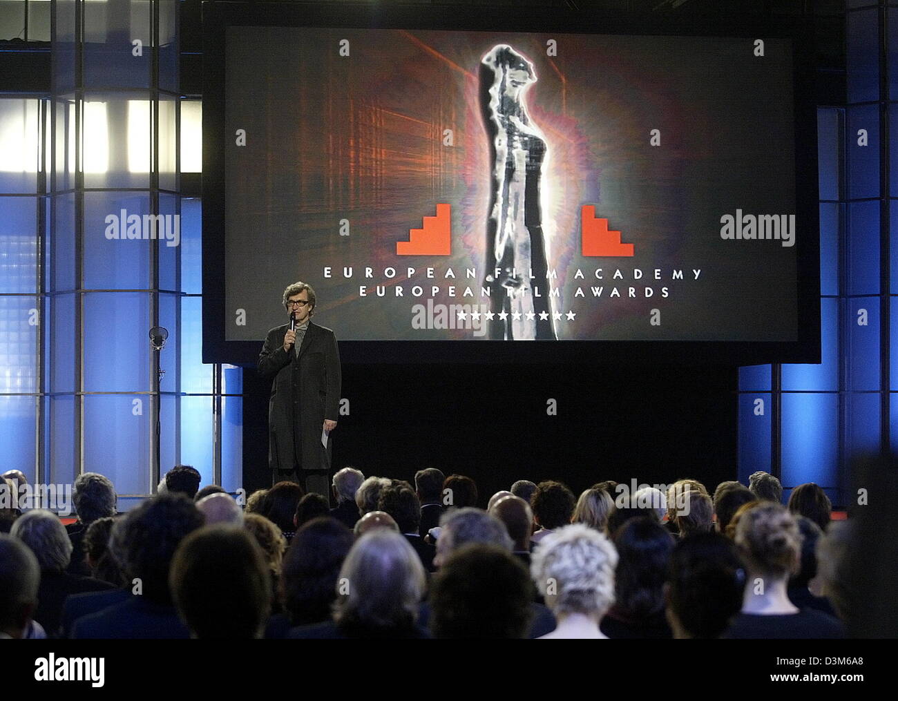(Dpa) - Wim Wenders, Presidente de la Academia de Cine Europeo, habla durante la ceremonia de los European Film Awards, en Berlín, Alemania, 03 de diciembre de 2005. La European Film Academy Award fue otorgado en 17 categorías. Foto: Marcus Brandt Foto de stock