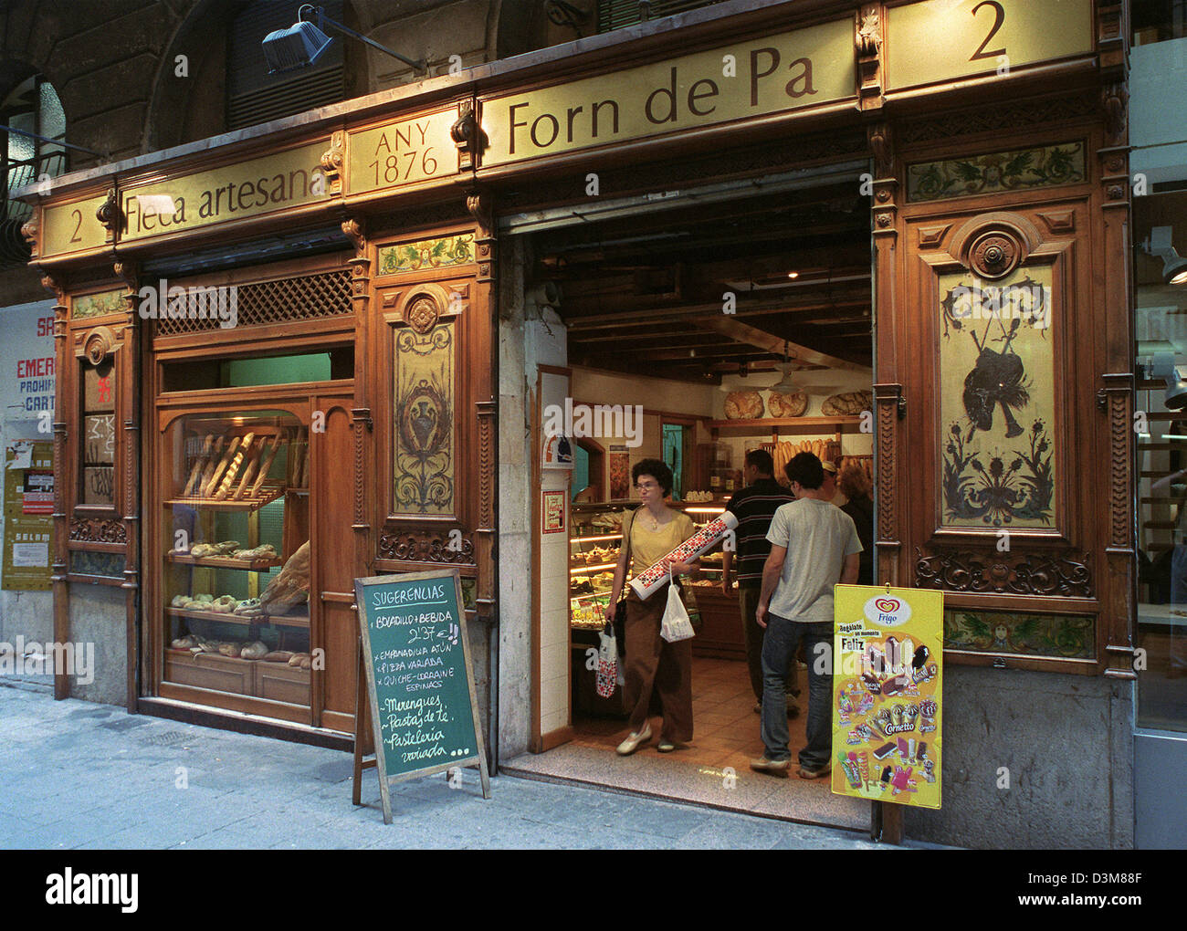Archivo de datos (DPA) - La fotografía muestra una panadería con una fachada histórica en la calle Elisabets, en la esquina de la Rambla de Canaletes, en Barcelona, España, 13 de junio de 2002. Foto: Thorsten Lang Foto de stock