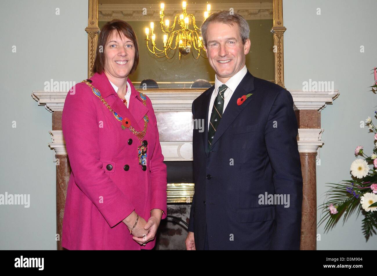 Alcalde de Armagh Freda Donnelly celebra Owen Patterson, Secretario de Estado de Irlanda del Norte, el Palacio Armagh Foto de stock