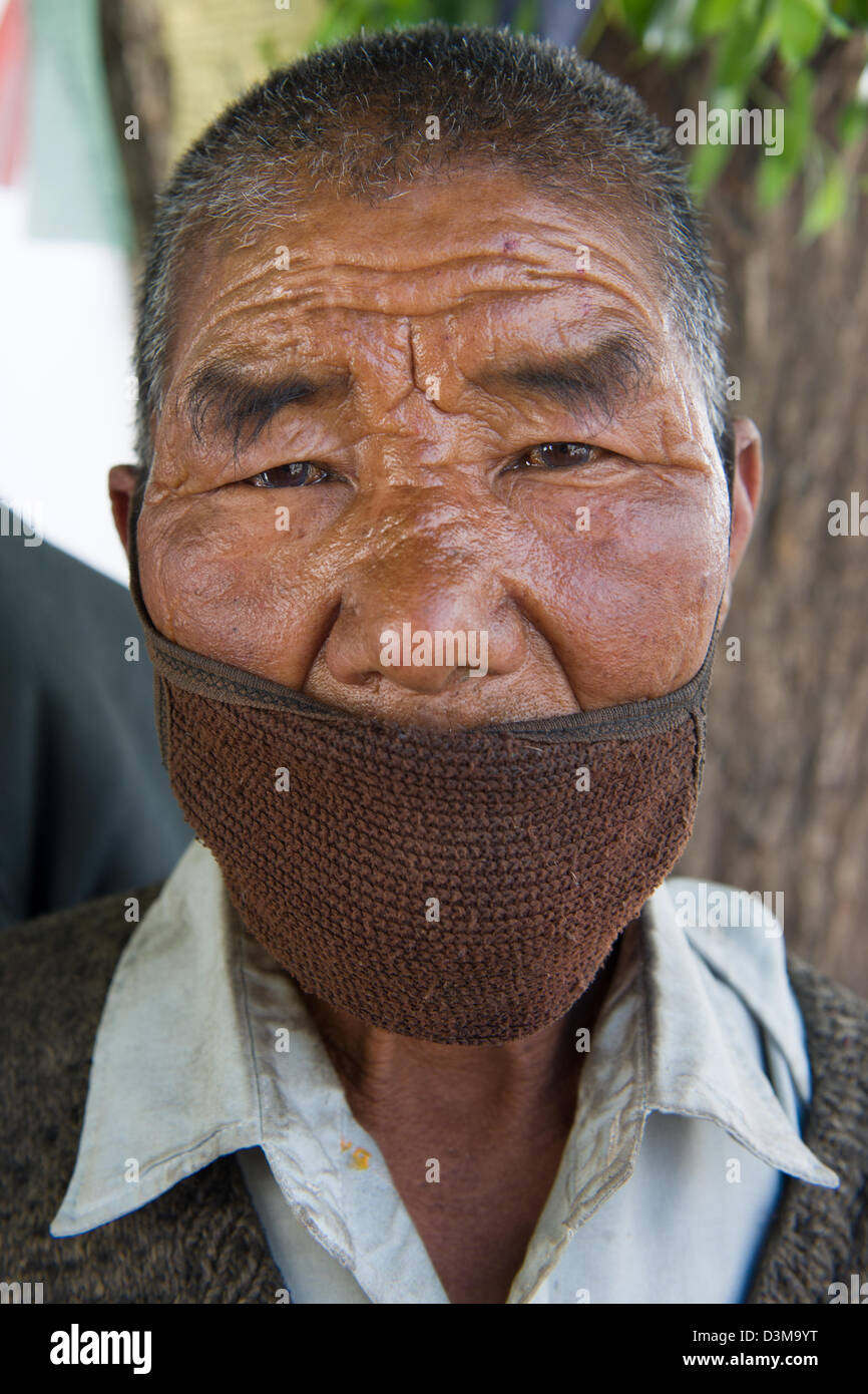 Varón anciano peregrino con un pañuelo en la boca, en un festival en Soma  Gompa, Leh, Ladakh (Jammu y Cachemira), India Fotografía de stock - Alamy