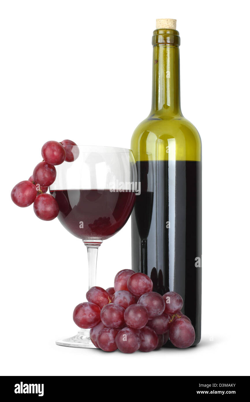 Botella de vino tinto y la uva joven aislado sobre fondo blanco. Foto de stock