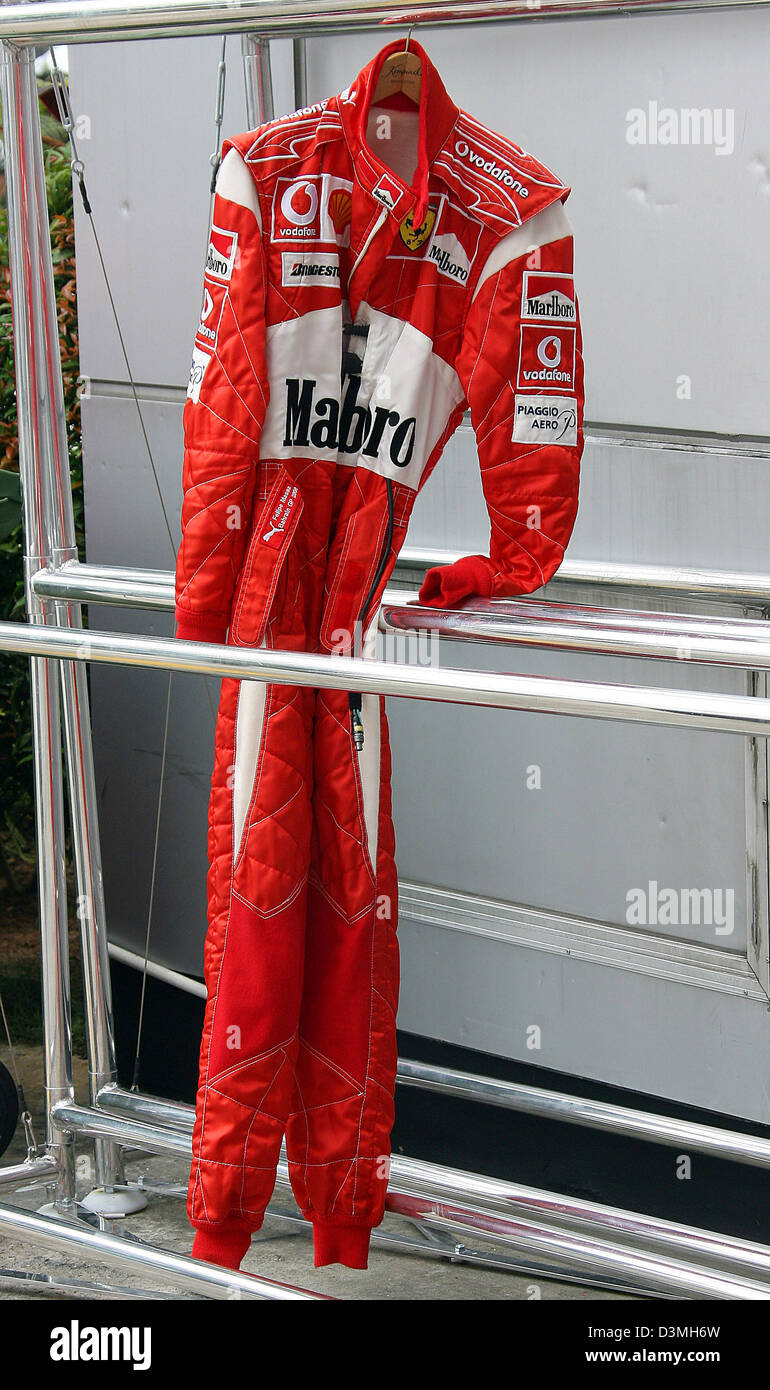 El conjunto del conductor de Fórmula Uno brasileño Felipe Massa de la  Ferrari F1 Team cuelga de un colgador de ropa después de la segunda sesión  de entrenamientos libres en las carreras