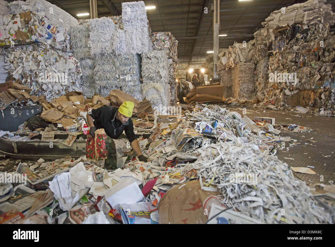 Royal Oak, Michigan - Un trabajador tipo de papel reciclado en el Royal Oak. Foto de stock