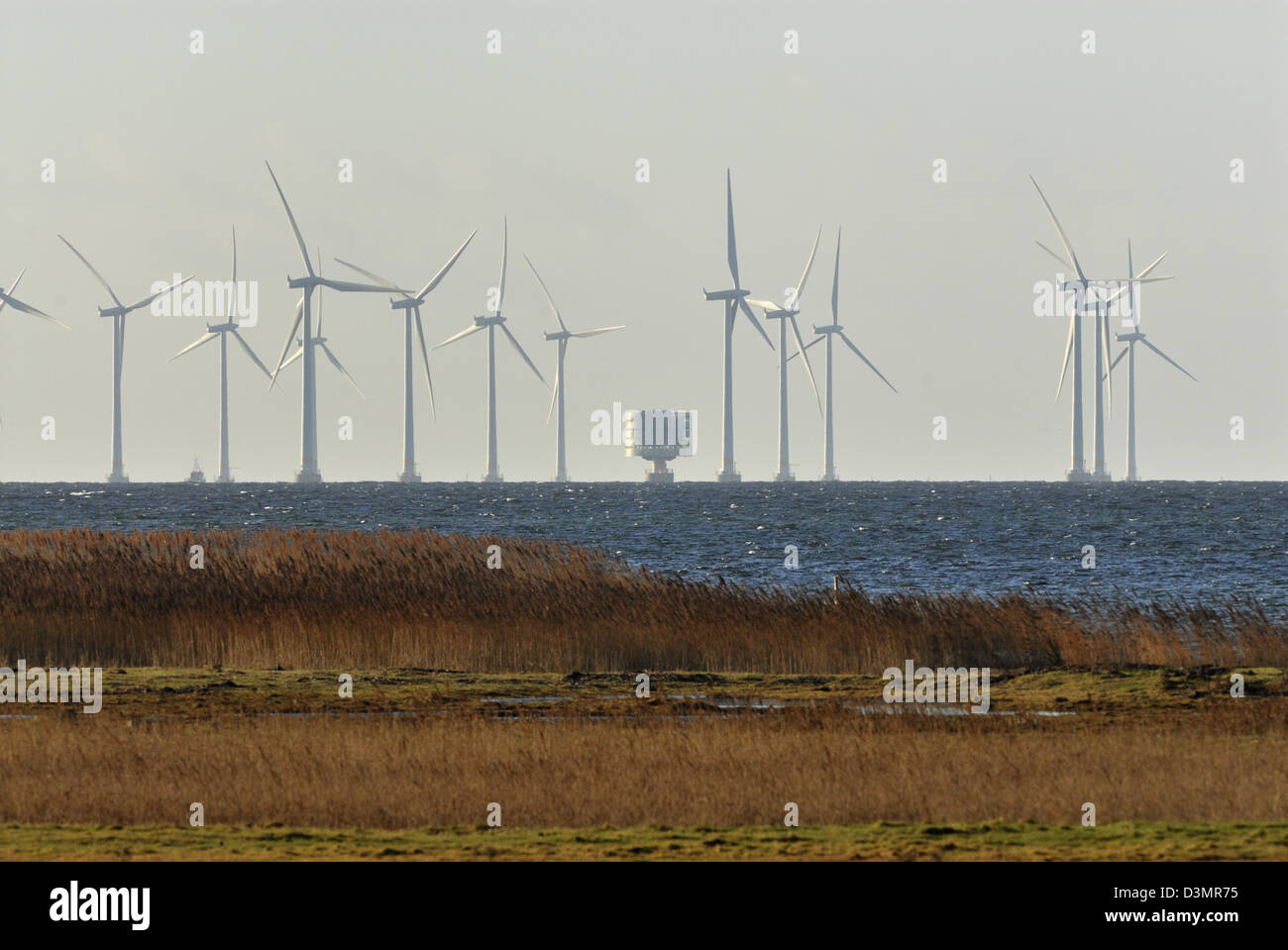 Respetuosos con el medio ambiente parque de centrales eólicas en el sonido  entre Suecia y Dinamarca Fotografía de stock - Alamy