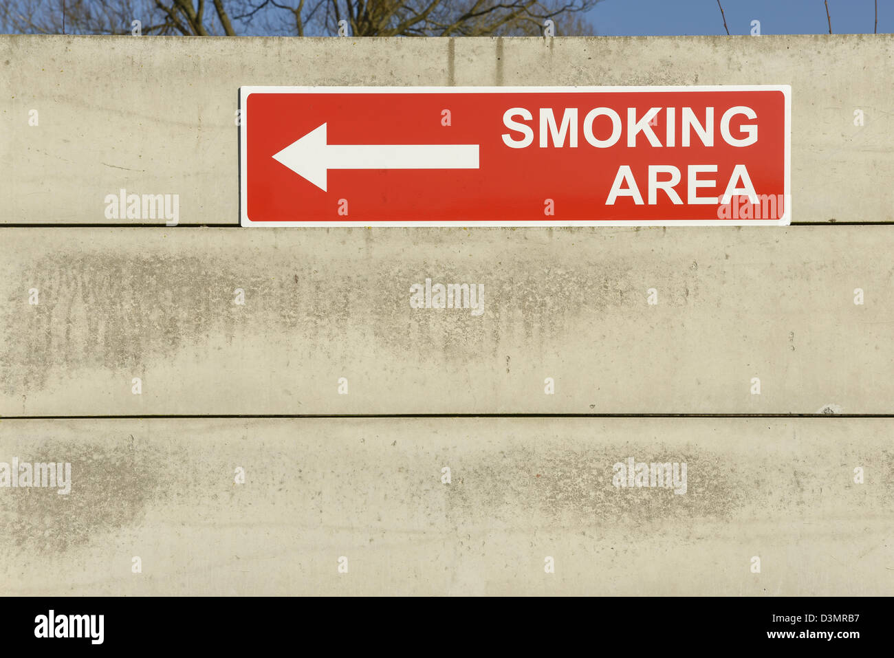 Zona de fumadores señal de flecha en una pared. Foto de stock