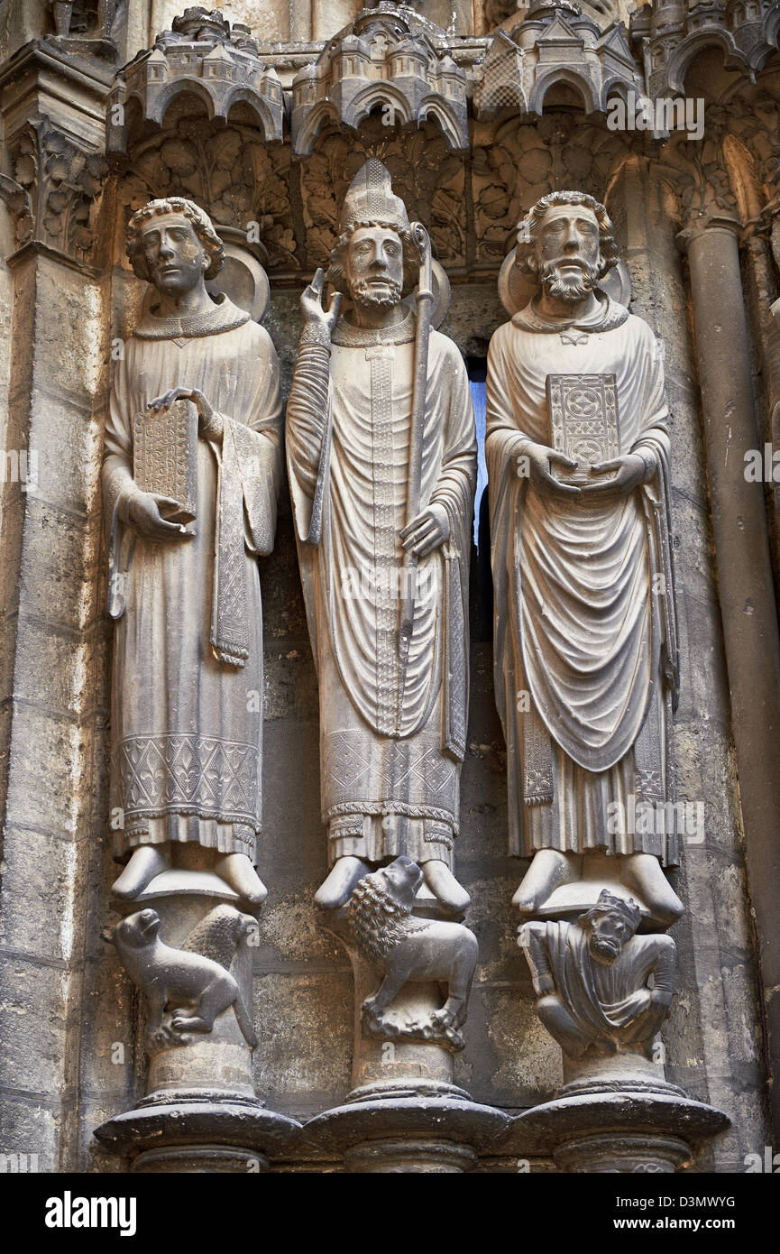 Estatuas góticas del Norte pórtico de la catedral de Chartres, Francia