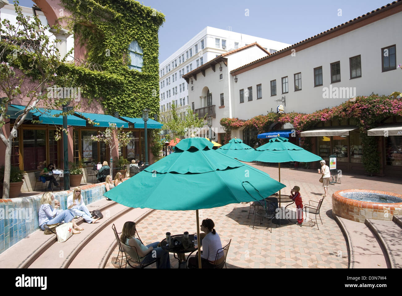 Paseo Nuevo Mall en State Street irradia el encanto de estilo español tan  simbólico de Santa Bárbara, California, EE.UU Fotografía de stock - Alamy