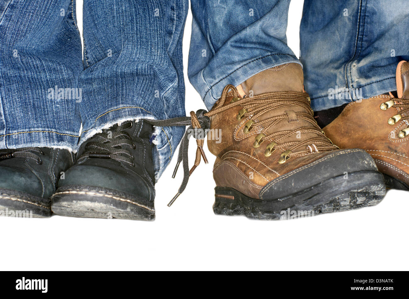 Dos pares de patas de macho y hembra en jeans con botas adjunta a cada  otros cordones - amor para siempre Fotografía de stock - Alamy