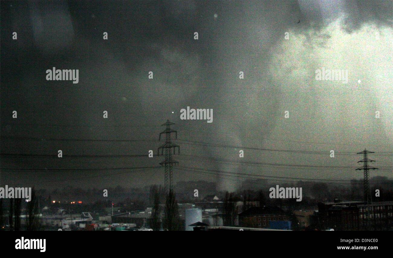 Una imagen FECHA Lunes, 27 de marzo de 2006, muestra un tornado la trilla a través del distrito de Harburg, en Hamburgo, Alemania. Dos personas murieron a través de la contracción de las grúas de construcción y varios hundert miles de residentes locales fueron realizadas por fallo de alimentación después del tornado golpeó el sur de Hamburgo. Foto de stock