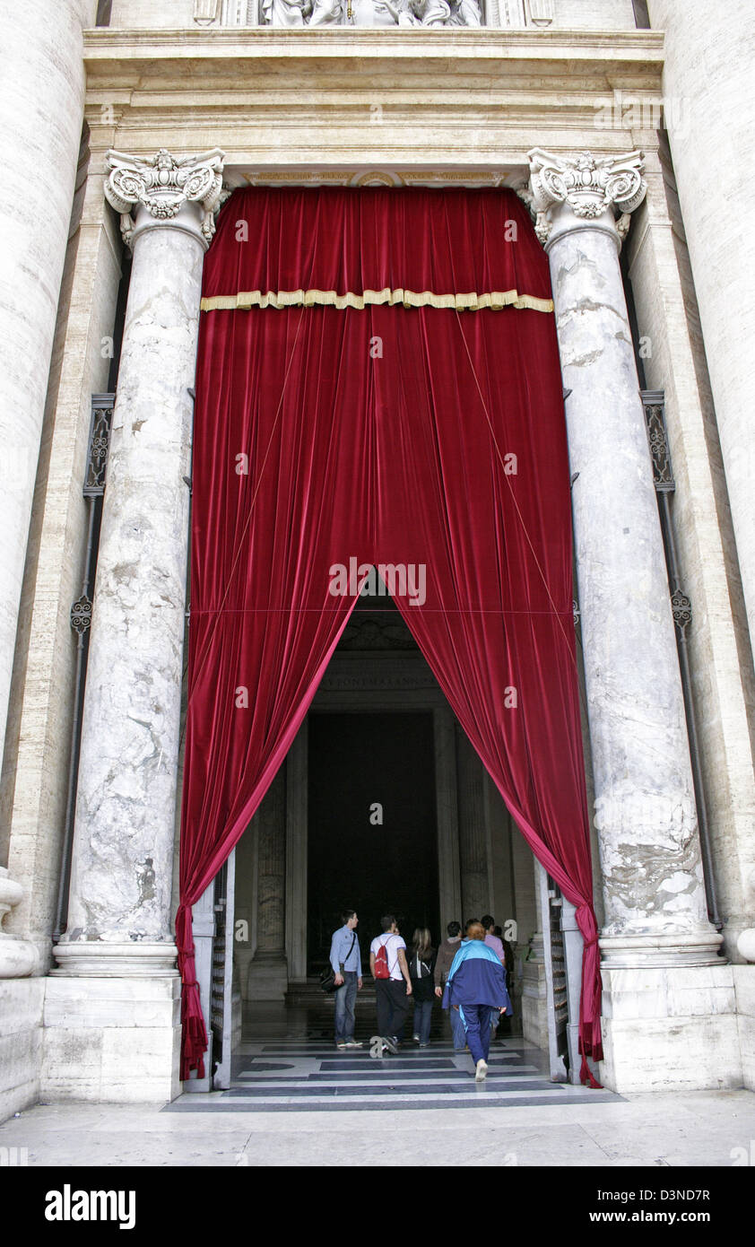 Los visitantes entran a través de las cortinas entranceSt principal de la  Catedral de San Pedro en el Vaticano en Roma, Italia, 01 de marzo de 2006.  Foto: Lars Halbauer Fotografía de