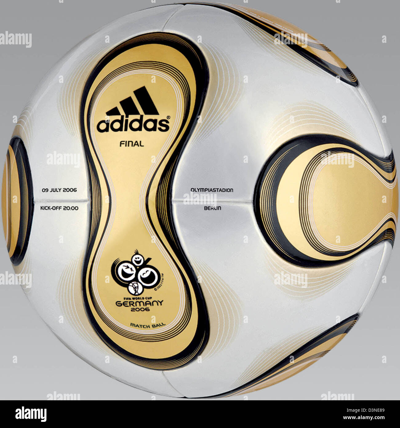 La imagen muestra el fútbol dorado desarrollado especialmente para el final  de la próxima Copa del Mundo, Berlín, Alemania, el martes 18 de abril de  2006. La pelota lleva el nombre "Teamgeist