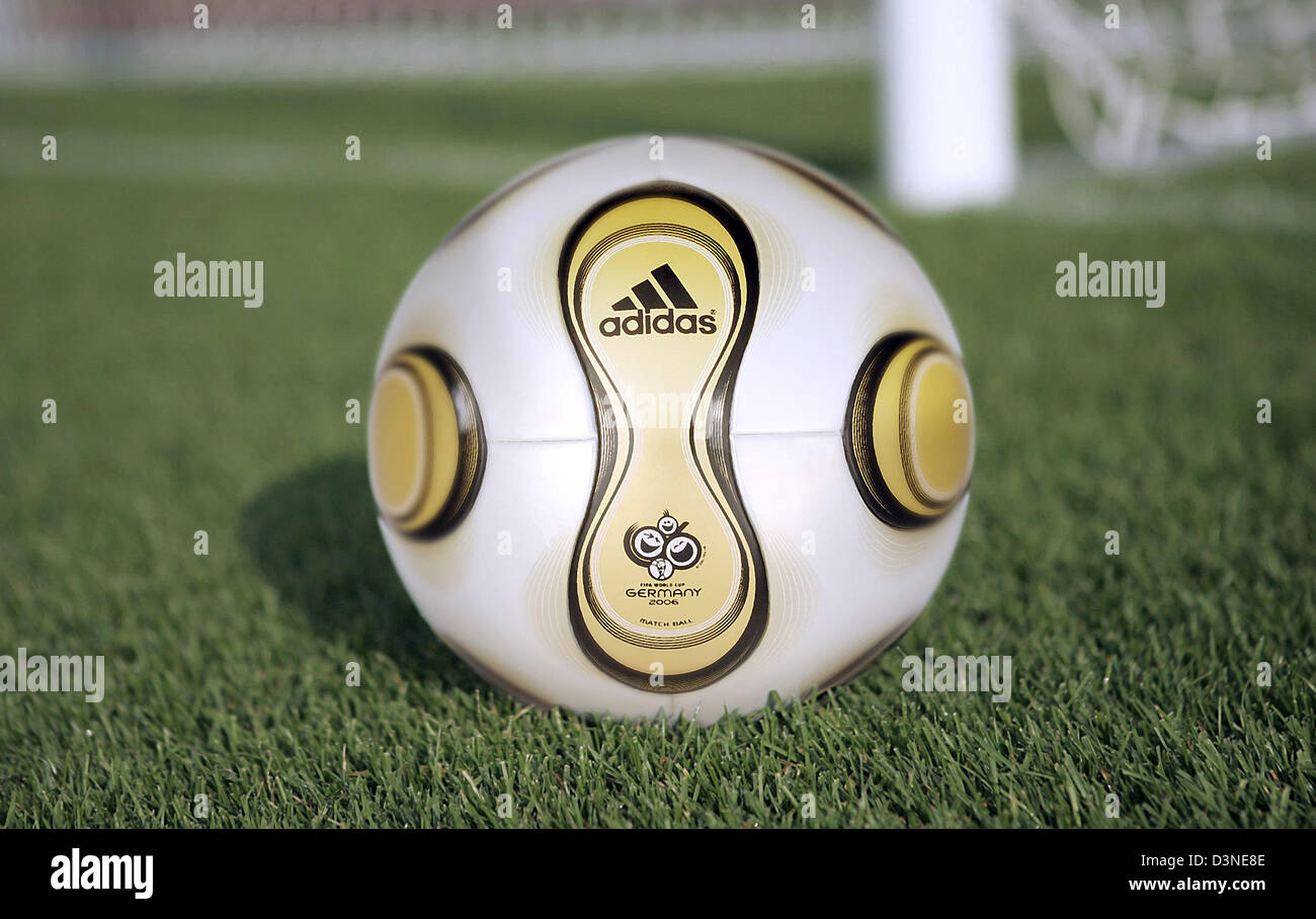 La imagen muestra el fútbol dorado desarrollado especialmente para el final  de la próxima Copa del Mundo, Berlín, Alemania, el martes 18 de abril de  2006. La pelota lleva el nombre 