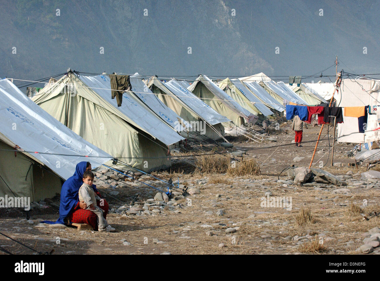 La imagen muestra las hileras de tiendas de campaña en un campamento de refugiados cerca de la ciudad de Muzaffarabad, Pakistán, Martes 31 de enero de 2006. El 08 de octubre de 2006, un terremoto de magnitud 7.6 azotó la región de Cachemira, en el noroeste de Pakistán y mató a 80.000 personas. Tres millones han quedado sin hogar padecido desde el frío invierno. Foto: Wolfgang Langenstrassen Foto de stock
