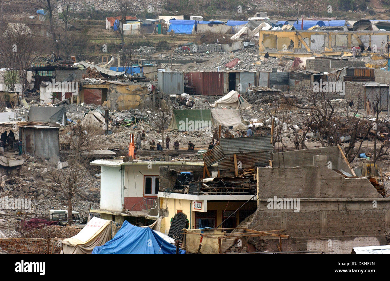 La imagen muestra las ruinas de Balakot, Pakistán, Martes 31 de enero de 2006. Aproximadamente 20.000 personas murieron en la ciudad de Balakot, una de las cuales el 95% fueron destruidos durante el terremoto del 08 de octubre de 2005. El terremoto de magnitud 7.6 azotó la región de Cachemira, en el noroeste de Pakistán y mató a 80.000 personas. Tres millones han quedado sin hogar padecido desde el frío invierno. Foto: Foto de stock