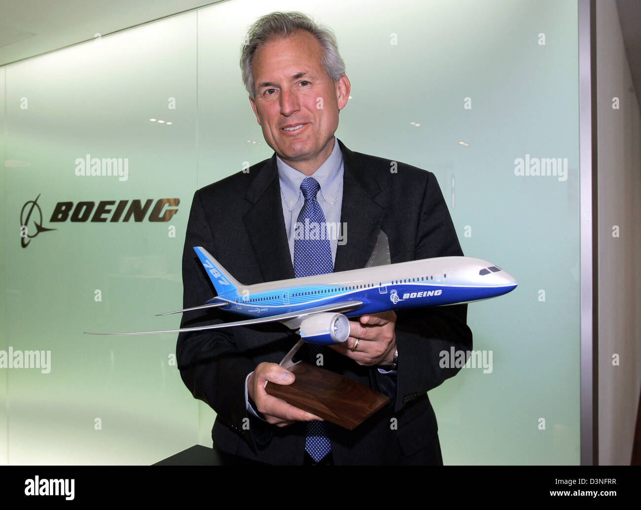 Jim McNerney, CEO de Boeing, contiene un modelo de un Boeing 787 en su oficina en Berlín, Alemania, el jueves 4 de mayo de 2006. La entrega del avión aún en desarrollo shal comiencen en 2008. Foto: Miguel Villagrán Foto de stock