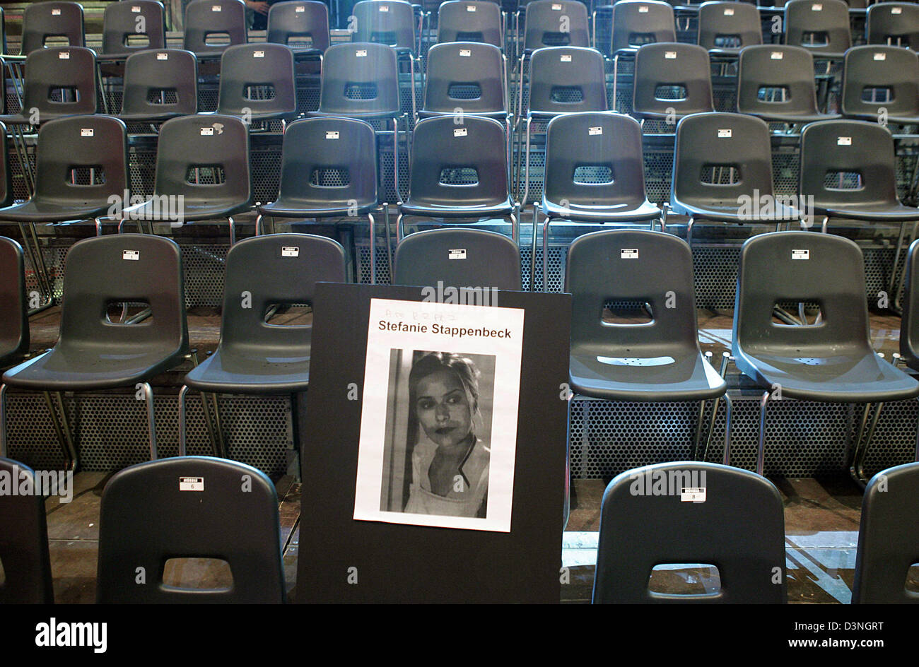 Una imagen de la actriz Stefanie Stappenbeck descansa sobre una silla durante el ensayo, para el 56º Premio del Cine Alemán en el pabellón 19 de la feria de Berlín, Alemania, el miércoles 10 de mayo de 2006. La ceremonia de premiación está fijada para el próximo viernes. Foto: Soeren Bozo Foto de stock