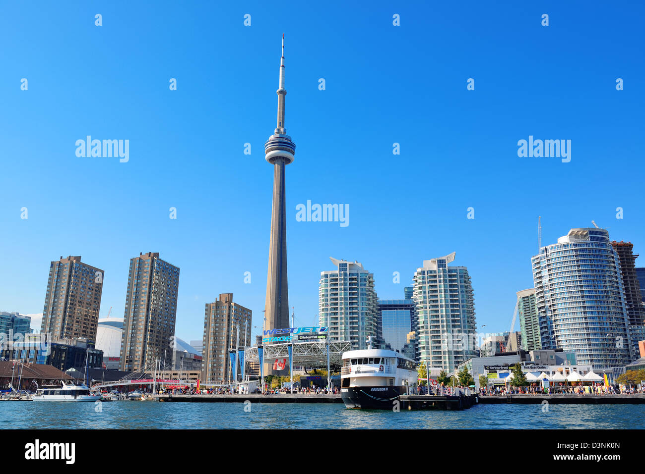 Horizonte de Toronto en el día por el lago con la arquitectura urbana y cielo azul Foto de stock