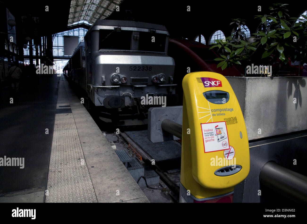 Compostage de palanquillas máquina,plataformas,la estación Gare du Nord, Paris, Francia Foto de stock