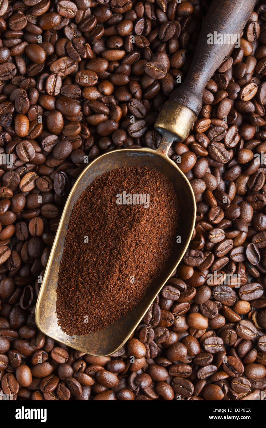 https://c8.alamy.com/compes/d3p0cx/vintage-boca-con-cafe-molido-de-granos-de-cafe-d3p0cx.jpg