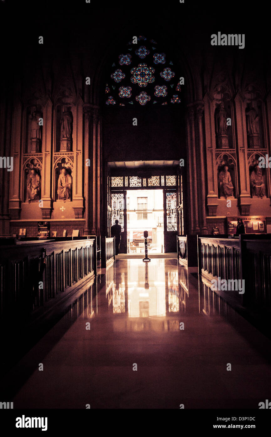 Un nab espera en la entrada de la impresionante ornamentado interior de la Catedral de San Patricio en Nueva York. Foto de stock