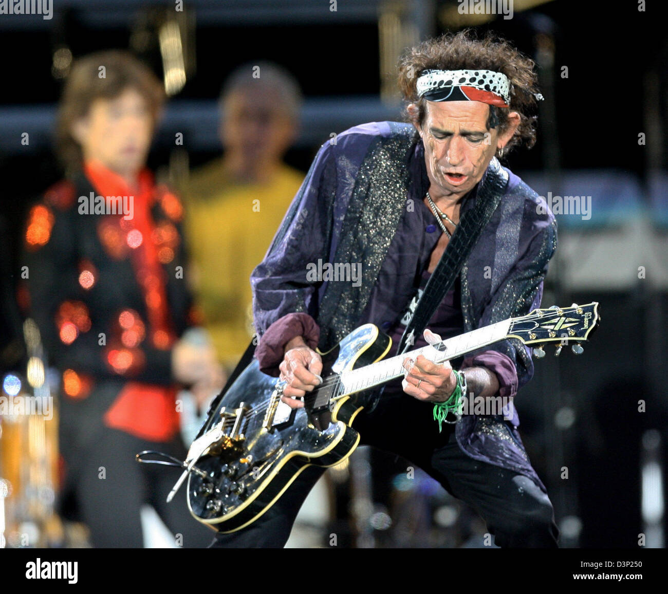El guitarrista de los Rolling Stones Keith Richards rocas la etapa durante  la legendaria banda 'A Bigger Bang' Tour El concierto en el estadio  Gottlieb-Daimler en Stuttgart, Alemania, el jueves, 03 de