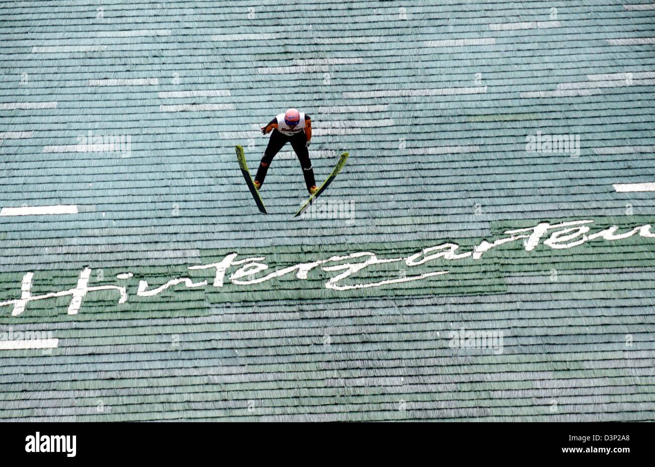 Puente de esquí alemán Georg Spaeth sobrevuela el escrito 'Hinterzarten' durante su salto ganador en el FIS Sommer Grand Prix 2005 en Hinterzarten, Alemania, el domingo 06 de agosto de 2006. Spaeth ganó por delante del segundo finalista austriaco Andreas Kofler y el tercer clasificado, Gregor Schlierenzauer austríaca. Foto: Rolf Haid Foto de stock