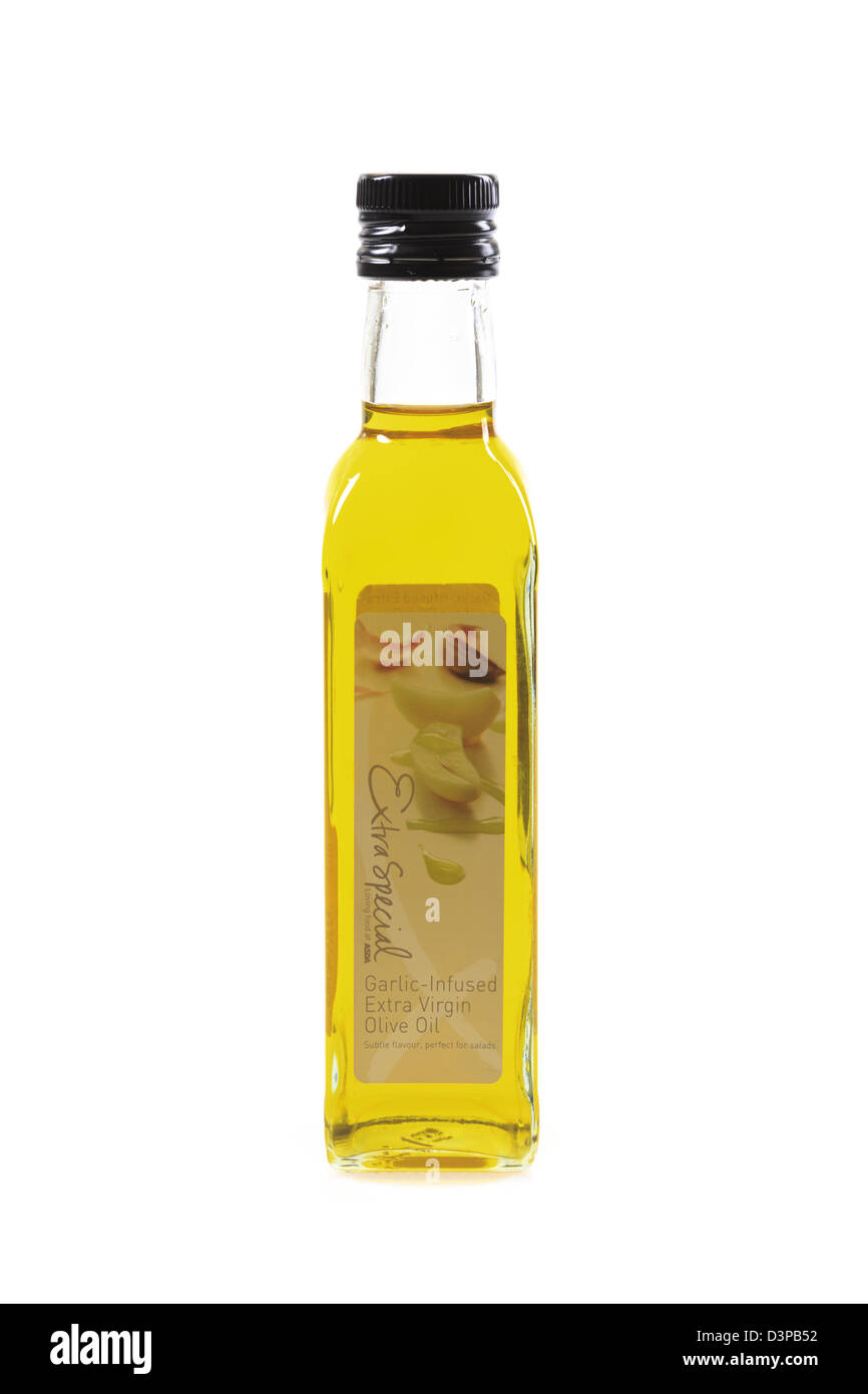 Botella de Asda de infusión de ajo aceite de oliva virgen extra aislado sobre un fondo blanco. Inglaterra Gran Bretaña Foto de stock
