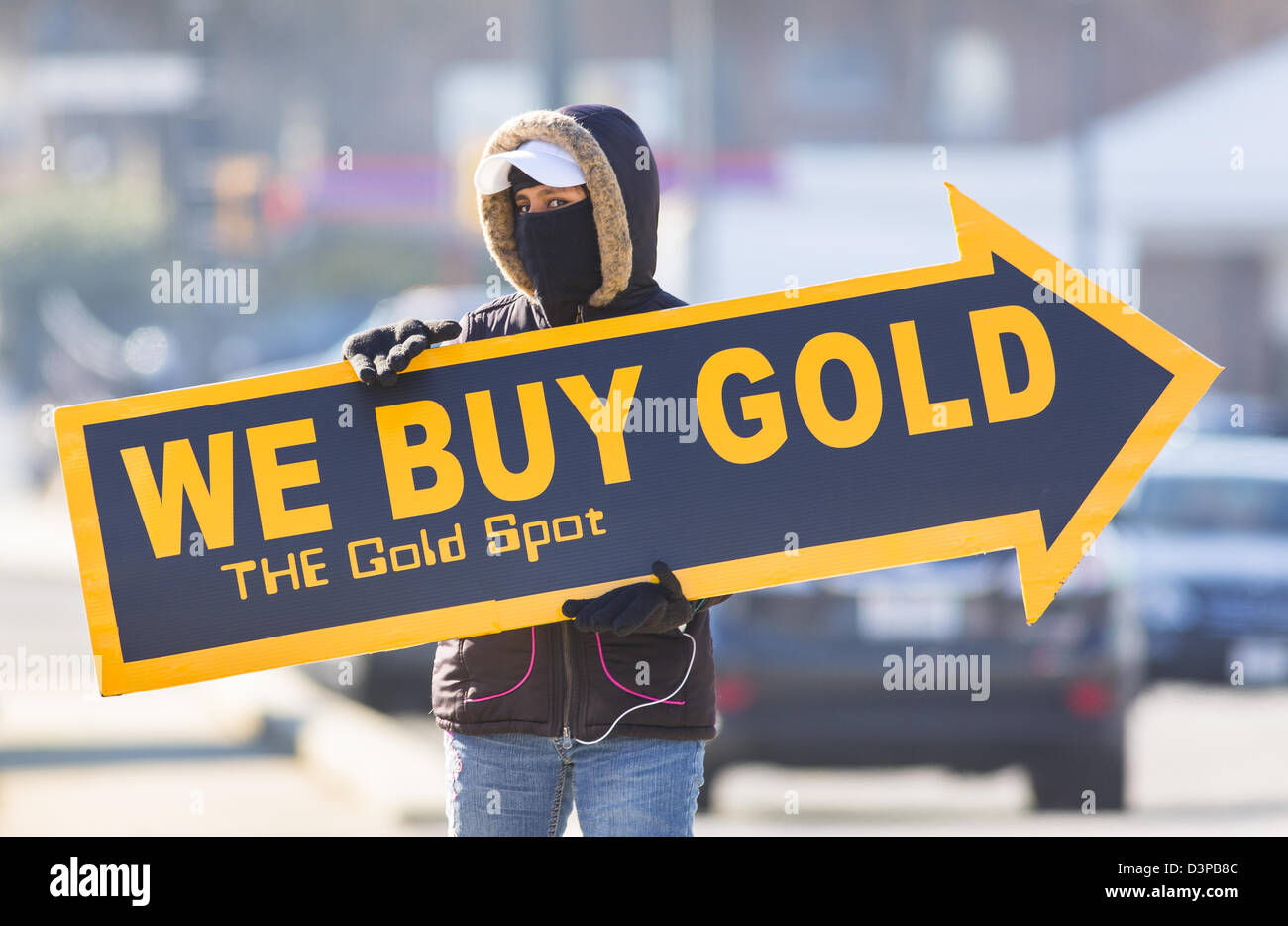 ARLINGTON, VIRGINIA, EE.UU. - mujer sostiene que compramos oro firmar en acera para atraer clientes. Foto de stock