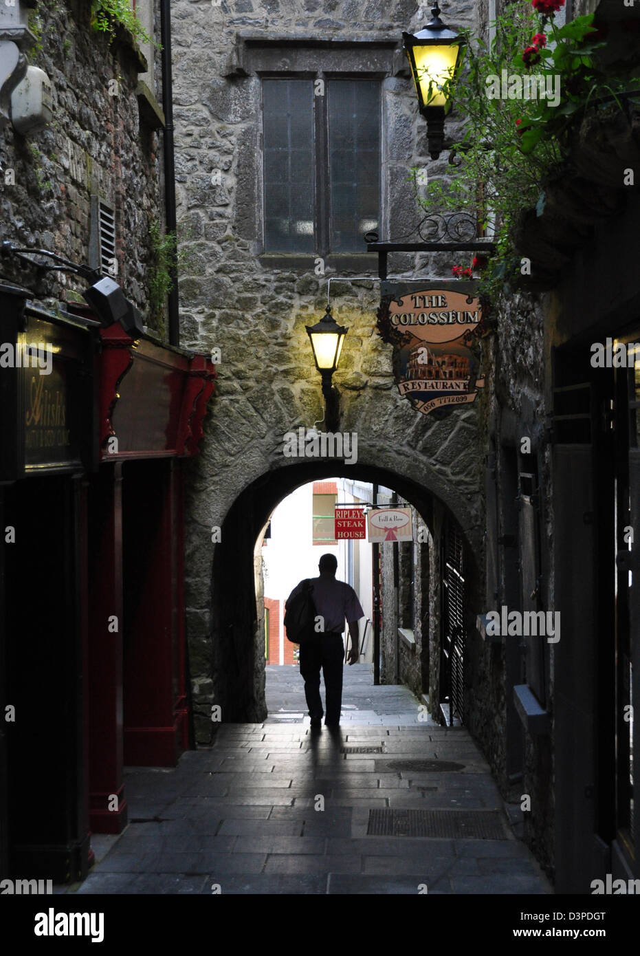 Una sola cifra decends Butterslip Lane, High Street, Kilkenny, Irlanda Foto de stock
