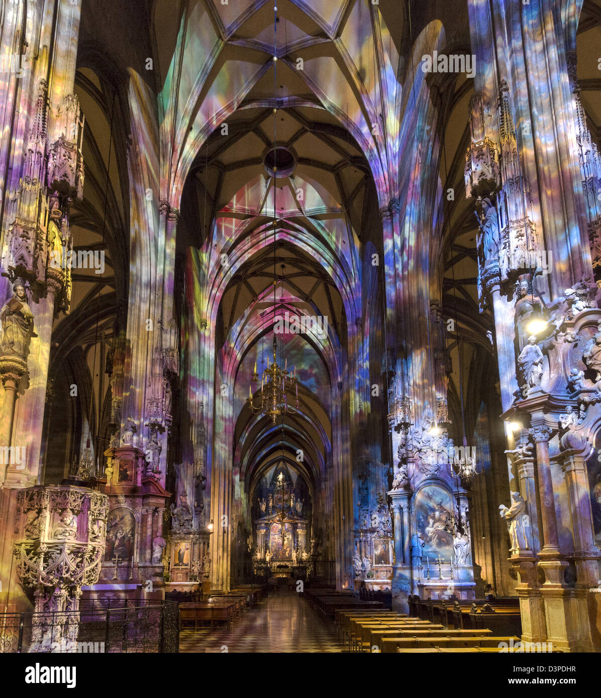 La iluminación interior de Stephansdom. Por la noche la catedral está