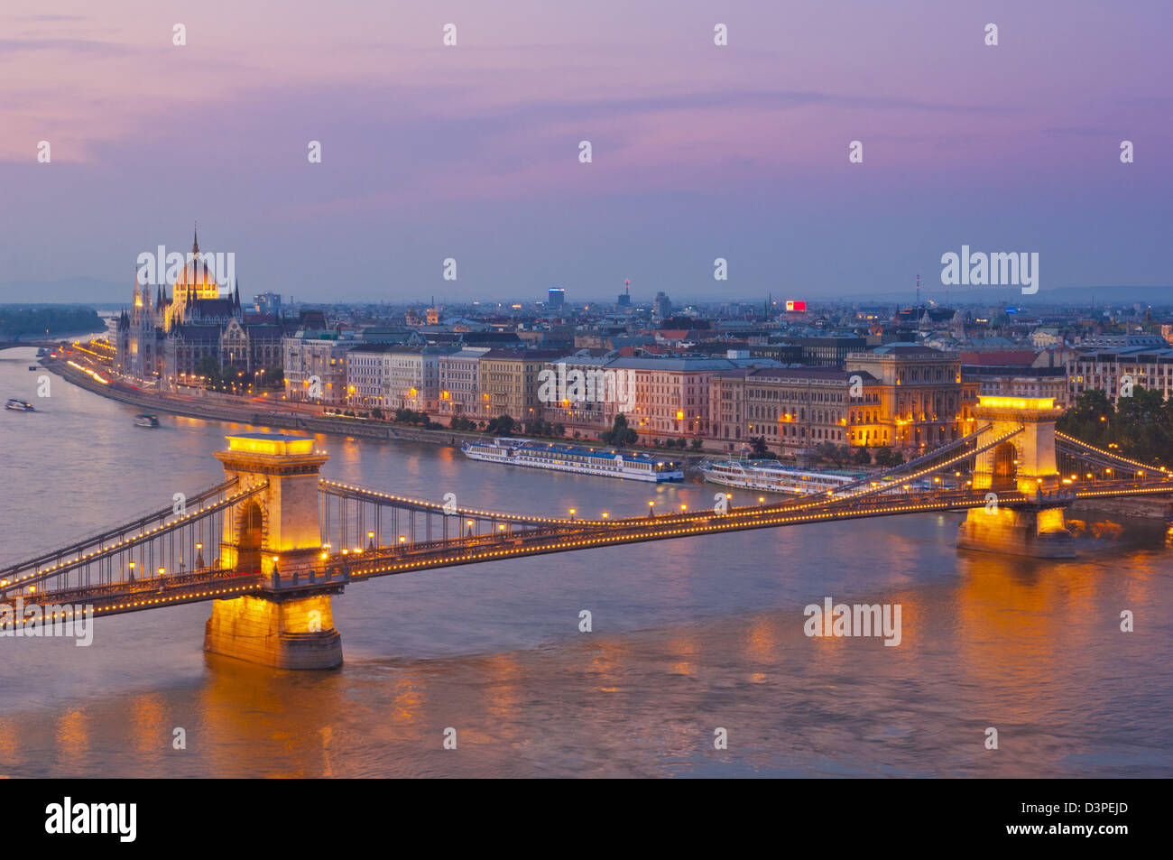El Puente de las cadenas, Szechenyi Lanchid, sobre el río Danubio en la noche de Budapest, Hungría, Europa, la UE Foto de stock