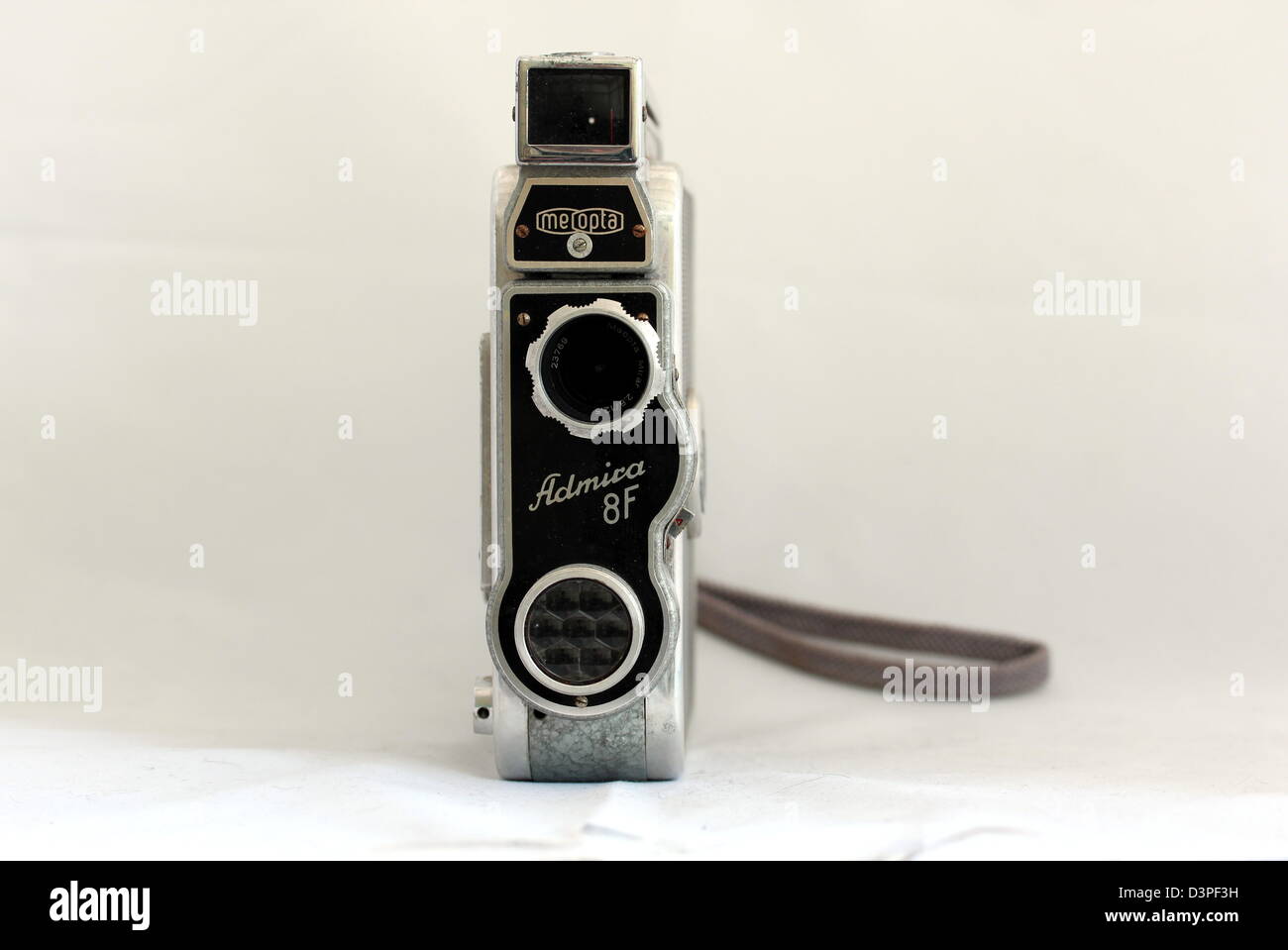 Vista frontal de los Meopta Admira f8 - cámara de cine clásico 1960 8mm  Fotografía de stock - Alamy