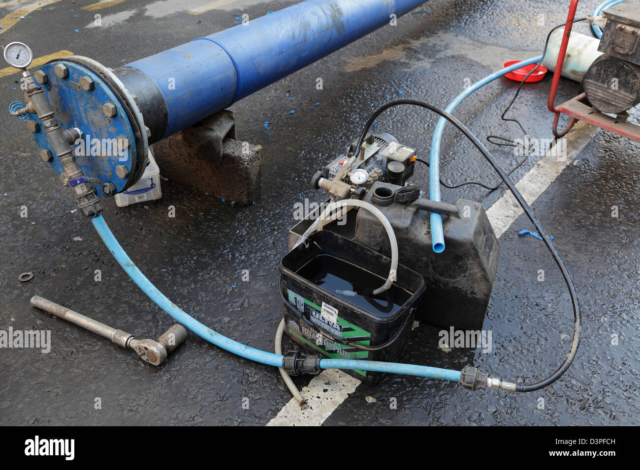 Prueba de presión Instalación de un tubo durante reparaciones en una tubería principal de agua, Escocia, Reino Unido, Europa Foto de stock