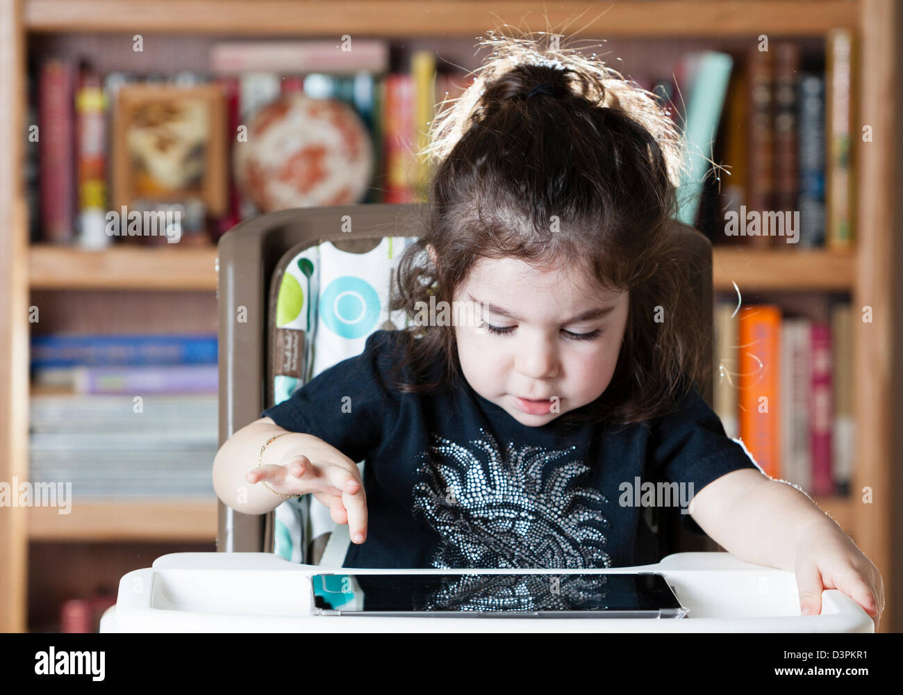 Niño de 3 años de edad juegan con iPad Foto de stock