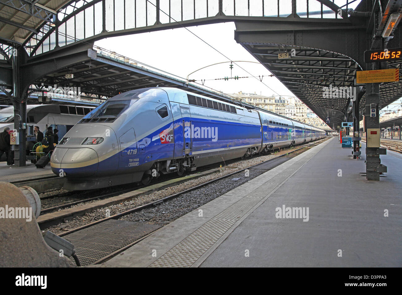 Un tren TGV de la SNCF en París París Francia Estación de Europa oriental Foto de stock