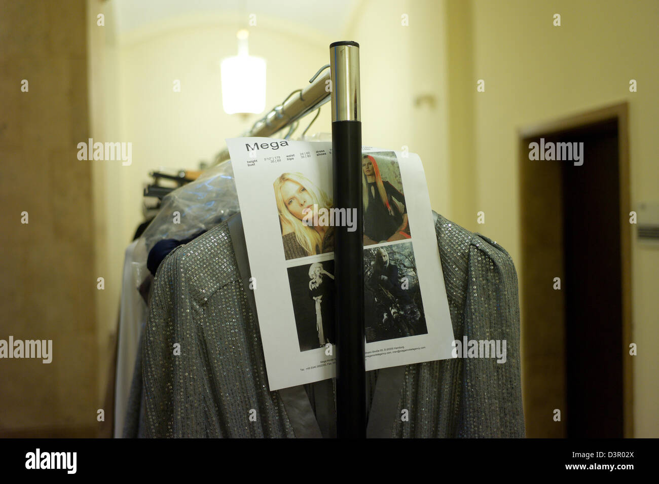 Berlín, Alemania, Michalsky colección de trajes colgados en un perchero Foto de stock