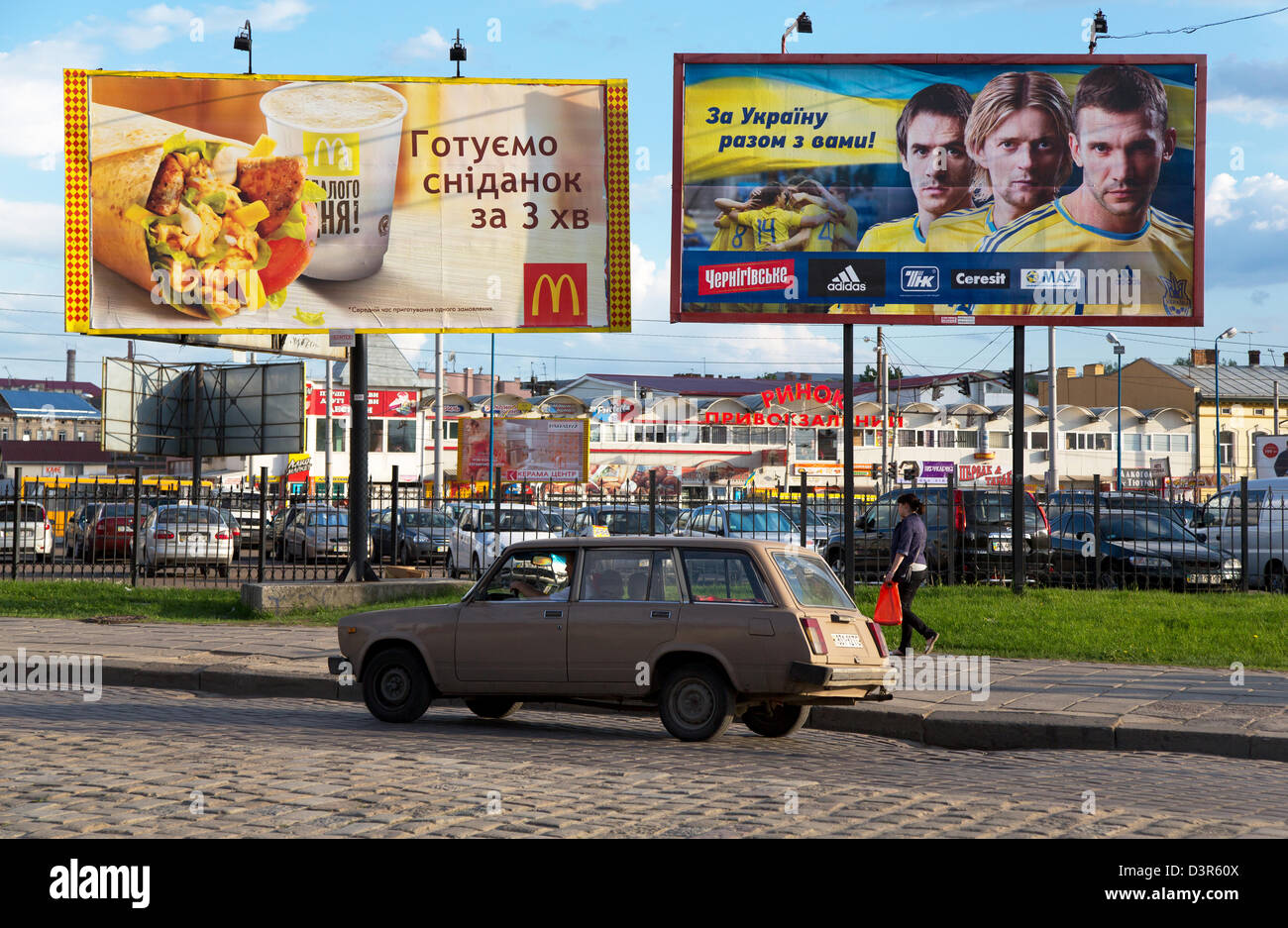 Billboard advertising adidas fotografías e imágenes de alta resolución -  Alamy