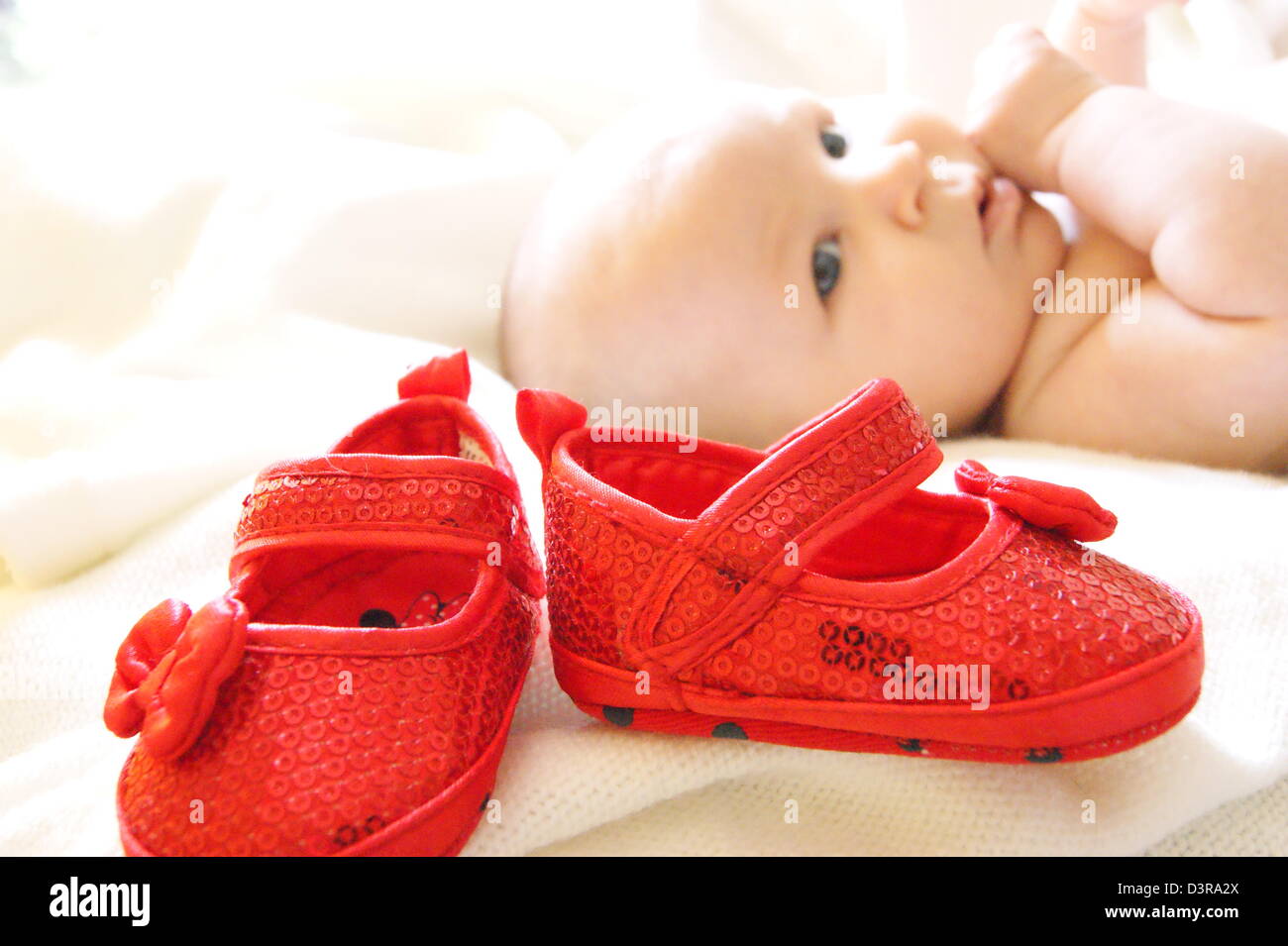 Niña con bonitos zapatos rojos Fotografía de - Alamy