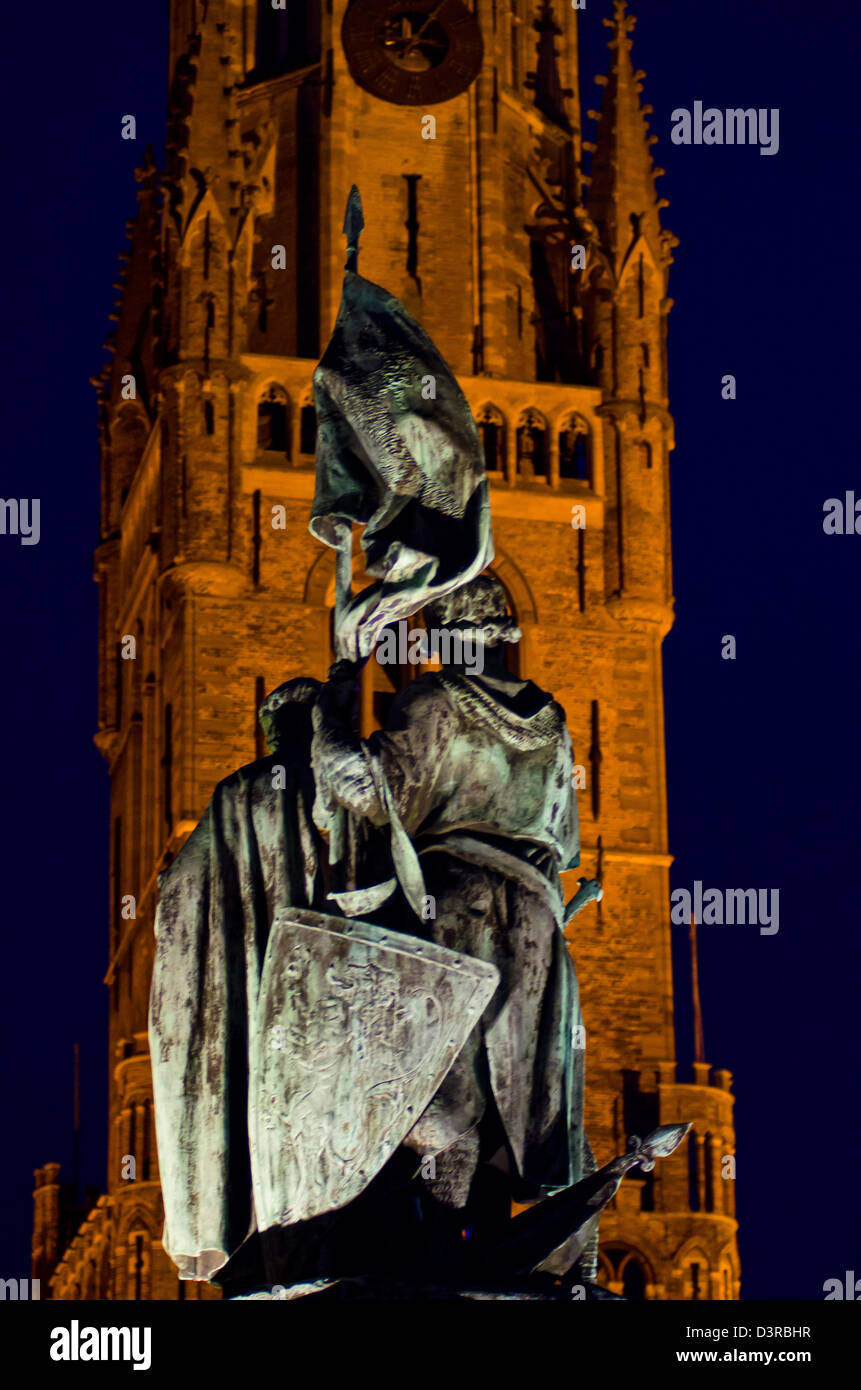 Campanario de brujas en la noche - estatua de Jan Breydel y Pieter De Coninck Foto de stock