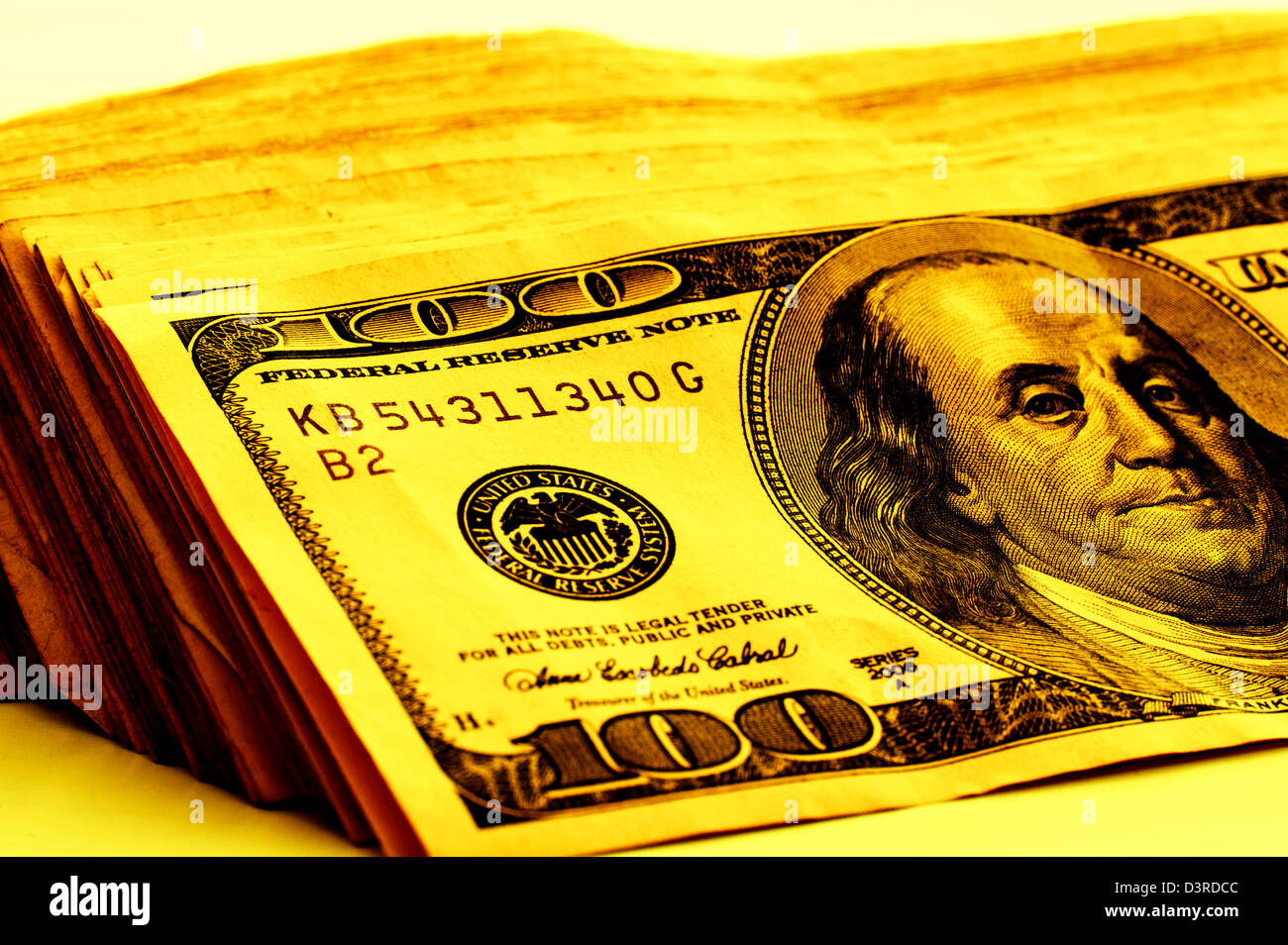 Concepto de color dorado closeup vista de pila de billetes de 100 dólares dinero Foto de stock