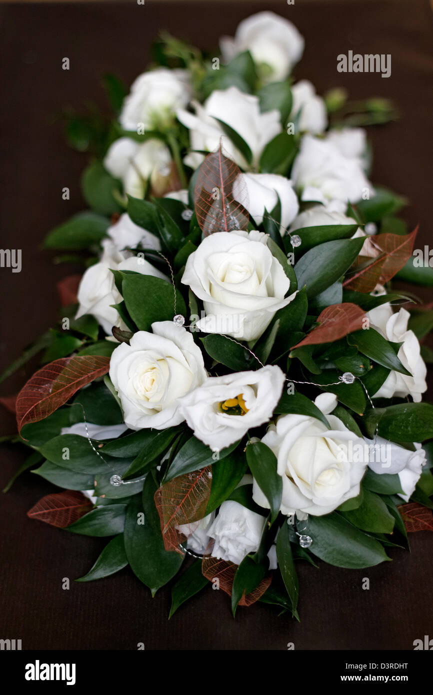 El arreglo floral de la boda Vendela rosas y blancas dobles lisianthus Foto de stock