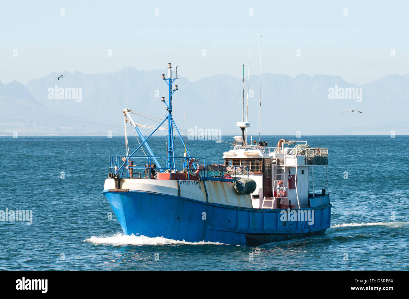 Barco de pesca entrando en Kalk Bay, Sudáfrica Foto de stock