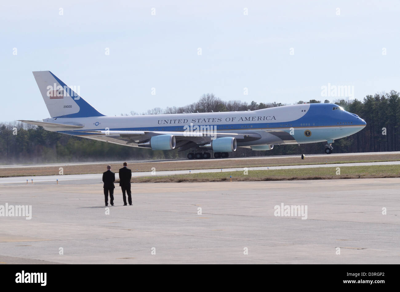 Agentes del Servicio Secreto ver Air Force One salen Dobbins Air Reserve  Base, Marietta, Georgia, el 14 de febrero Fotografía de stock - Alamy