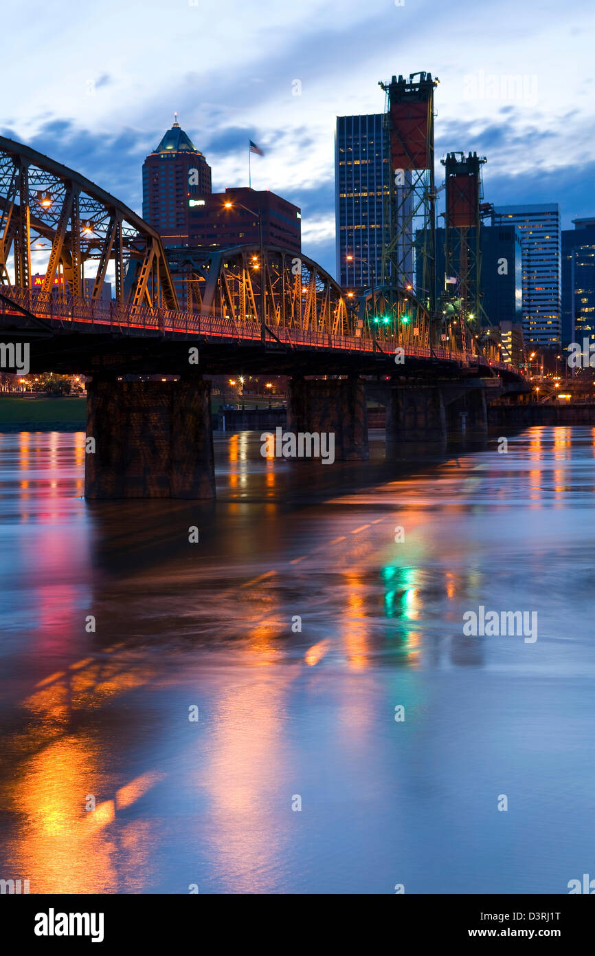 El centro de Portland, Oregon, se refleja en el río Willamette temprano en la noche. En Portland, Oregón, EE.UU. Foto de stock