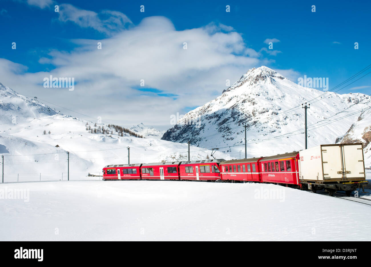 Tren de montaña en el Paso Lago Bianco Bernina en invierno, Grisons, Suiza Foto de stock
