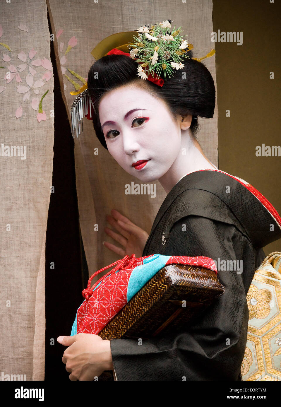 Geisha en las calles de Kyoto, Japón Foto de stock