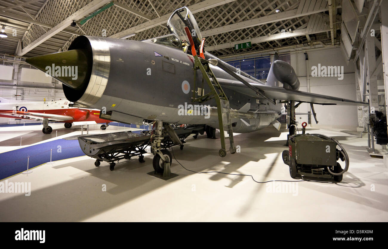 El English Electric Lightning, cazas jet supersónico en la Royal Air Force (RAF) Museum, en Londres, Inglaterra, Reino Unido. Foto de stock