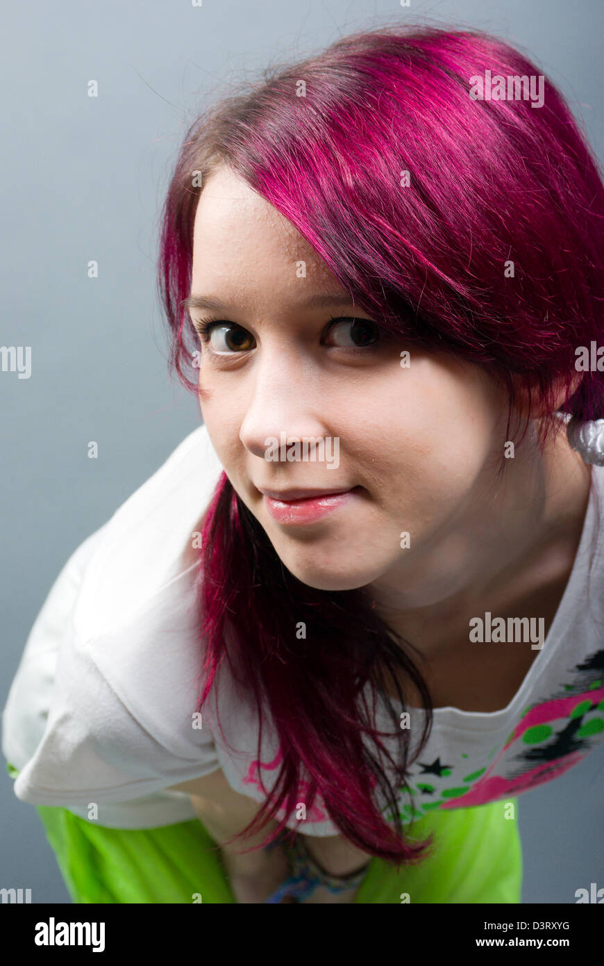 Emo look chica con cabello rojo sobre fondo gris Fotografía de stock - Alamy