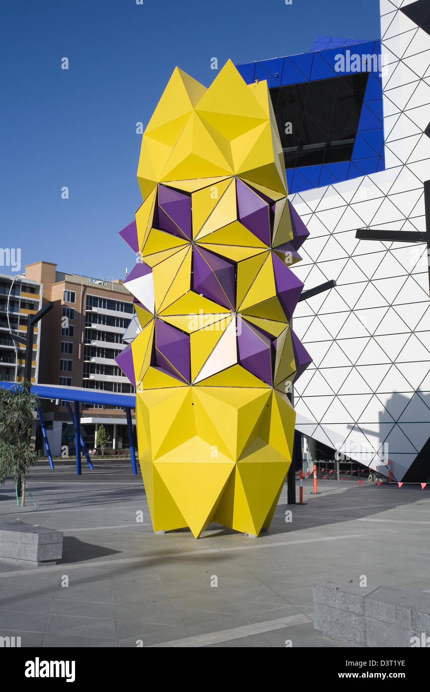 El Tótem, Perth Perth o piña, una escultura robótica que significa fuera de Perth el nuevo centro de entretenimiento. Foto de stock